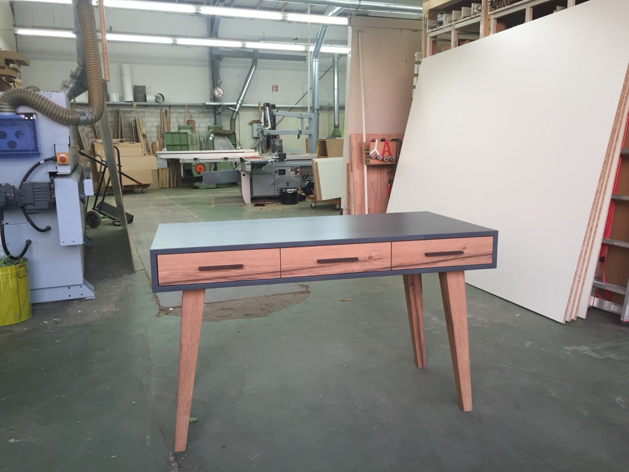 Gesellenstück Schreibtisch in Alteiche von Anna Ahrends, Bild 4