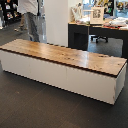 Gesellenstück Lowboard in Weißlack und Nussbaum von Marina Lindhauer, Bild 3