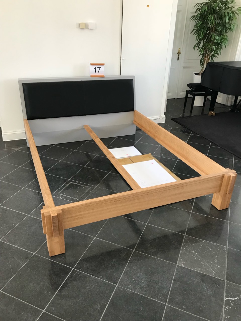 Gesellenstück Bett mit Lederkopfteil von Leon Schmitz, Bild 6