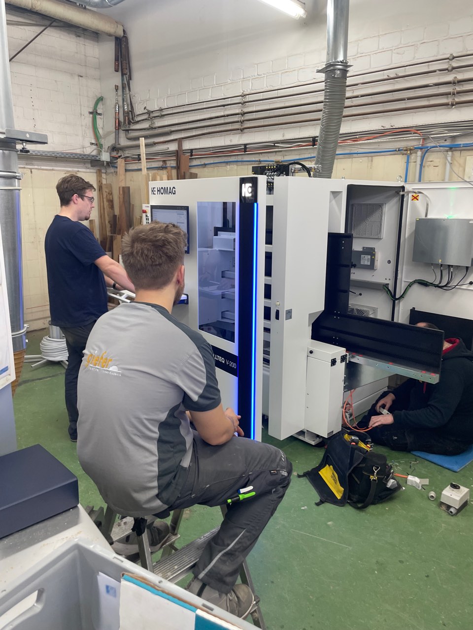 Anlieferung des CNC-Bearbeitungszentrums in der Werkstatt