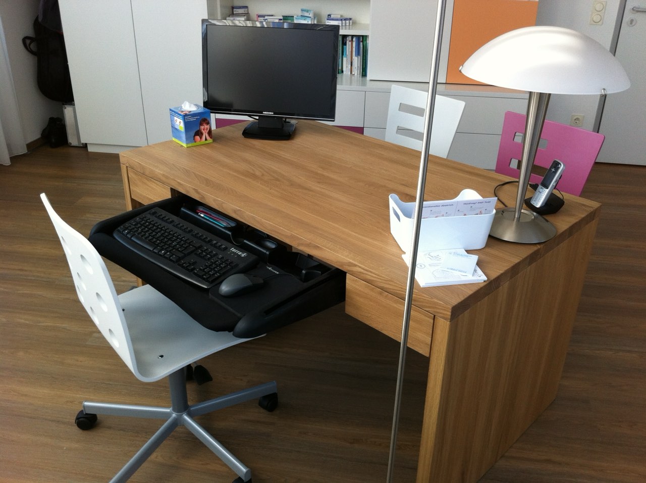 Arzt praxis schreibtisch eiche tastaturauszug Schubläden, Praxiseinrichtungen, Tischlerei Giefer Brühl