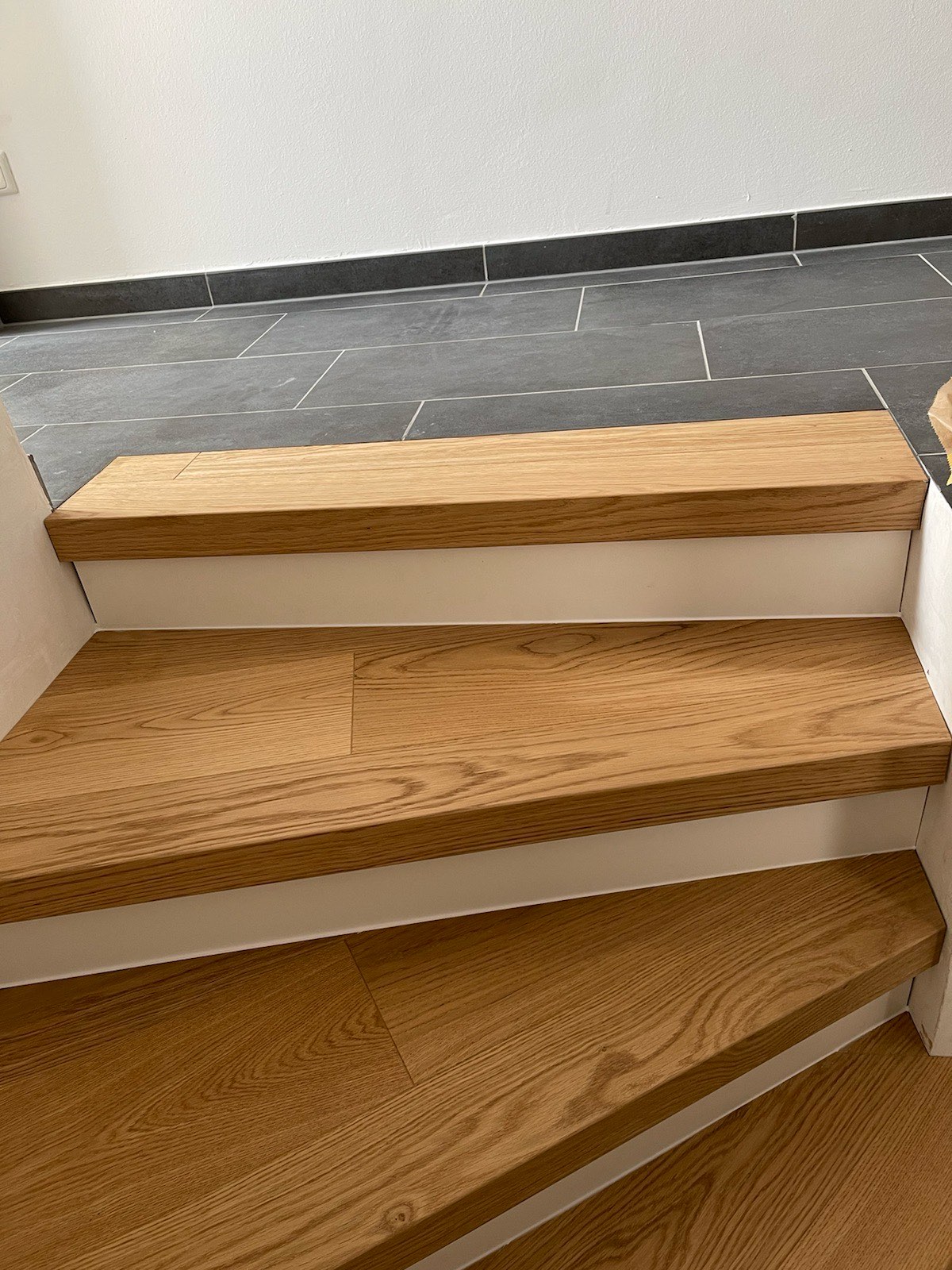 Treppe Stufenverkleidung eiche Setzstufen Weißlack, Treppenbau, Tischlerei Giefer Brühl