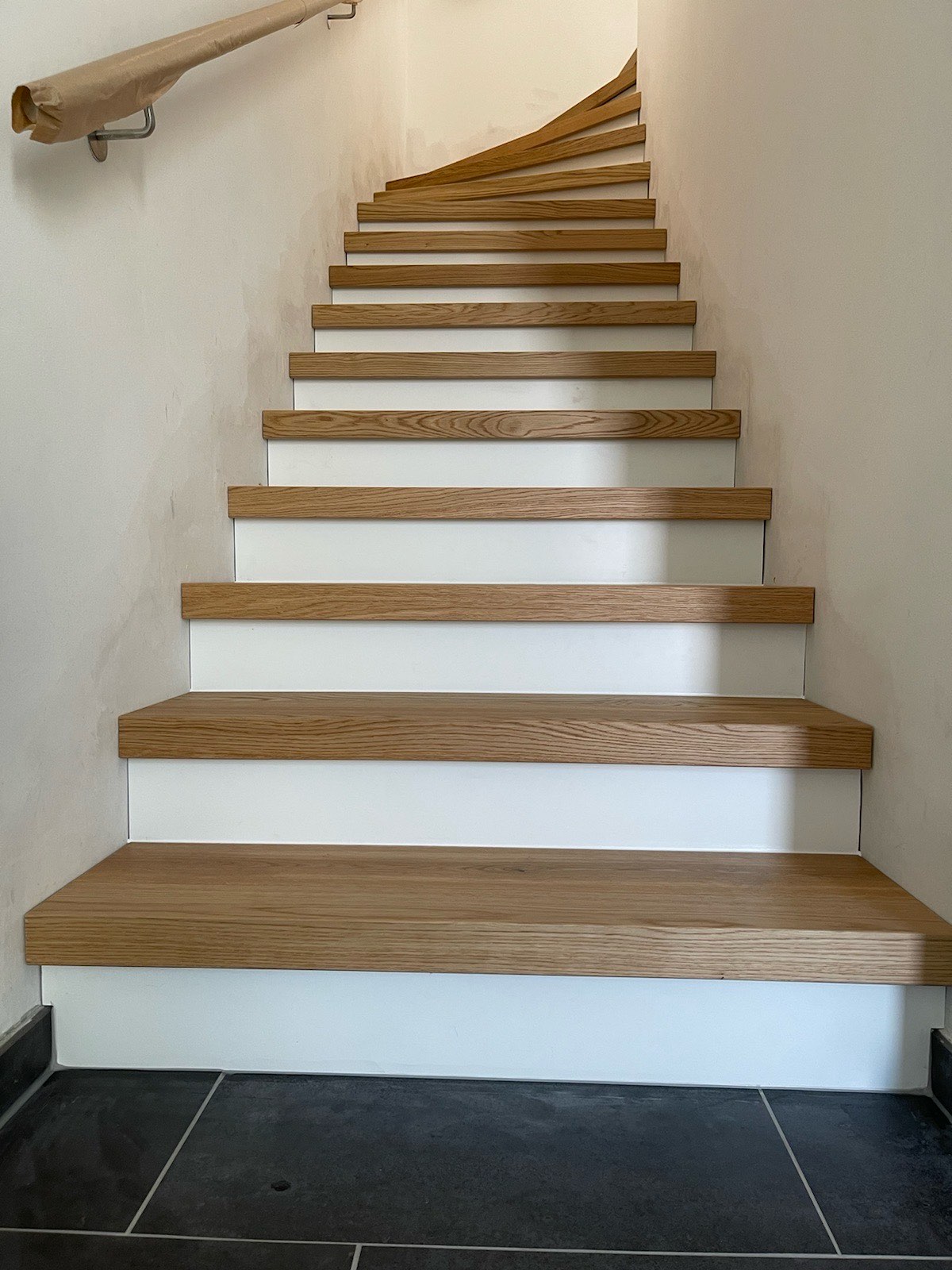 Treppe Stufenverkleidung eiche Setzstufen Weißlack, Treppenbau, Tischlerei Giefer Brühl